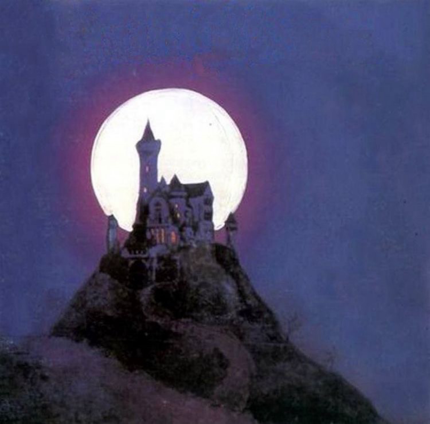 Castillo en la cima bajo luna llena